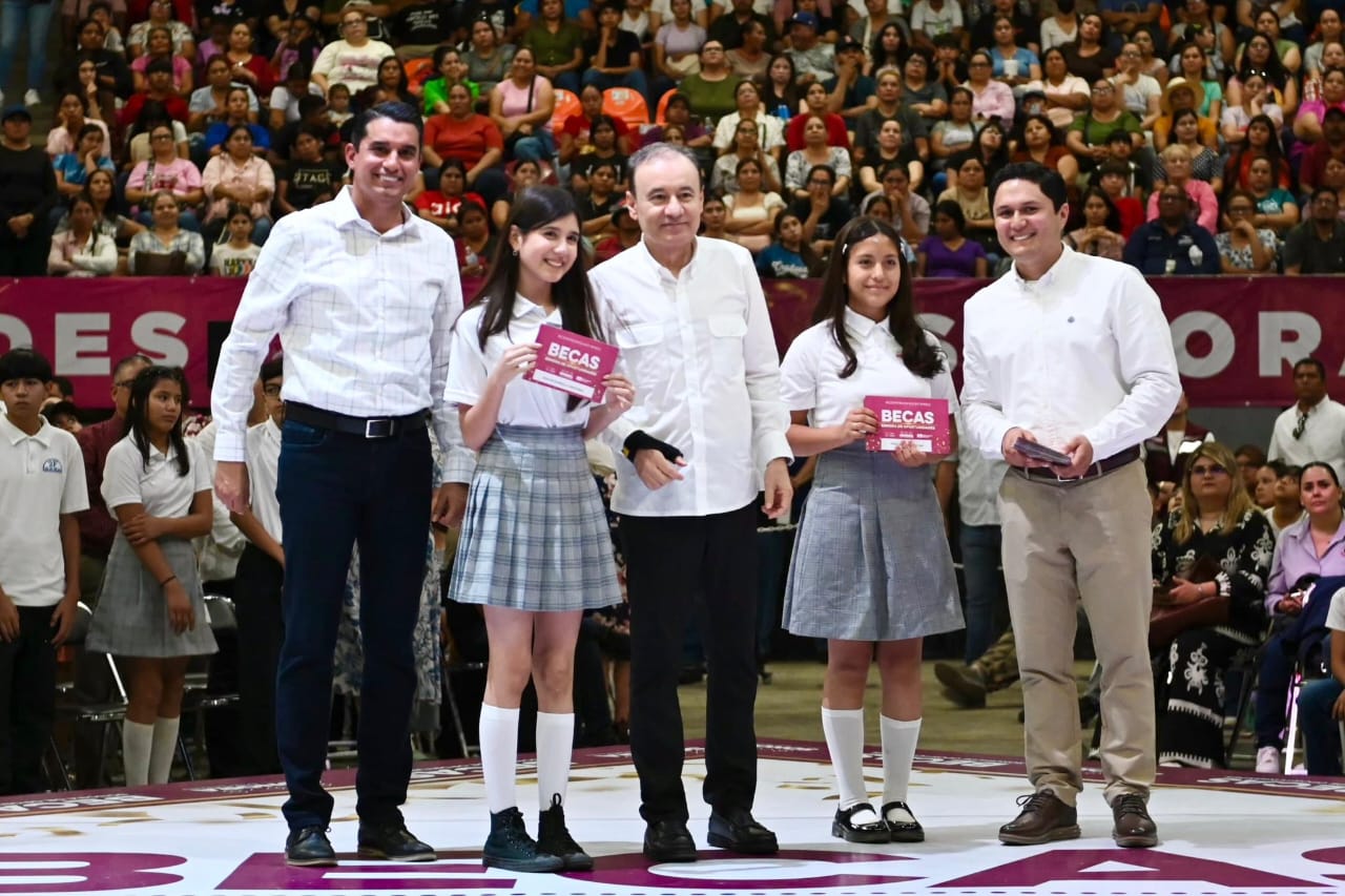 Gobernador Durazo entrega más de 7 mil becas a estudiantes de nivel básico en Hermosillo